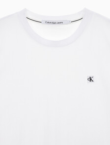 Buy 남성 레귤러핏 CK 로고 뱃지 반팔 티셔츠 in color BRIGHT WHITE