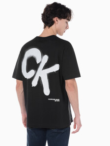 Buy 남성 릴렉스핏 CK 스프레이 로고 반팔 티셔츠 in color CK BLACK