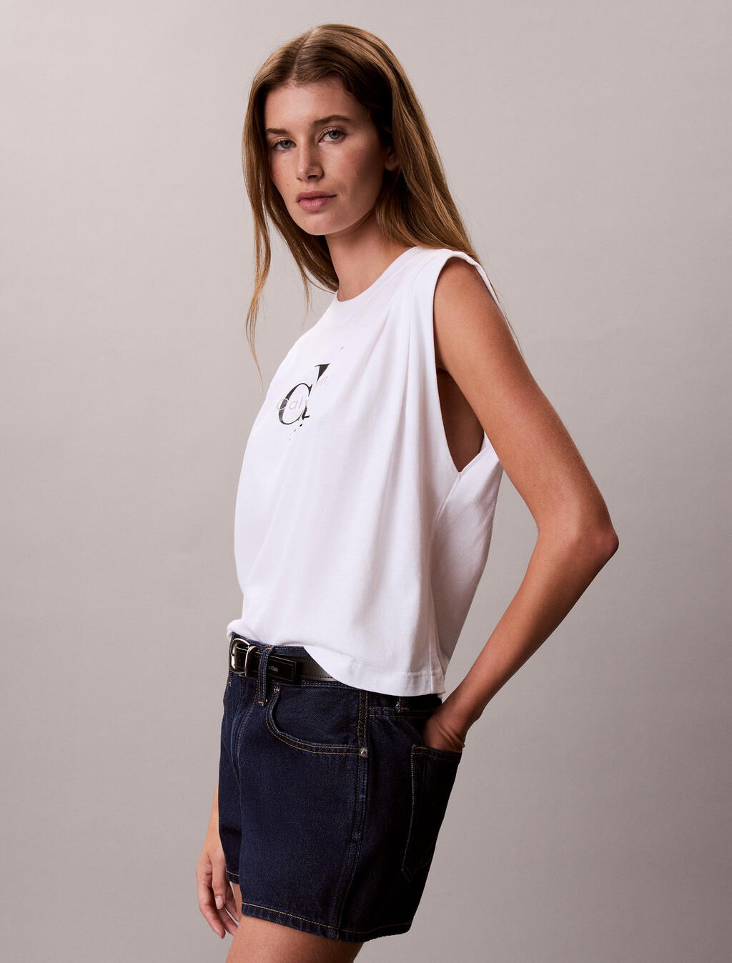 Buy 여성 모노로고 플리츠 숄더 크루넥 티 in color BRIGHT WHITE