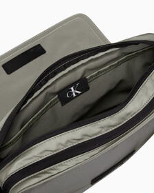 Buy 남성 CKJ 스포츠 에센셜 카메라백 in color ATLANTIC TAUPE