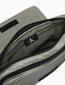 Buy 남성 CKJ 스포츠 에센셜 카메라백 in color ATLANTIC TAUPE