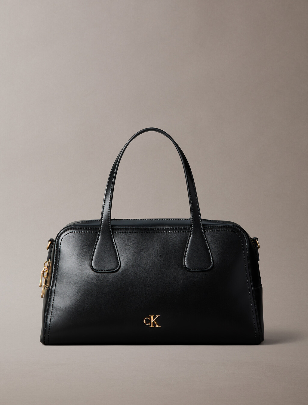 Buy 여성 CK 미디엄 볼링 백 in color BLACK