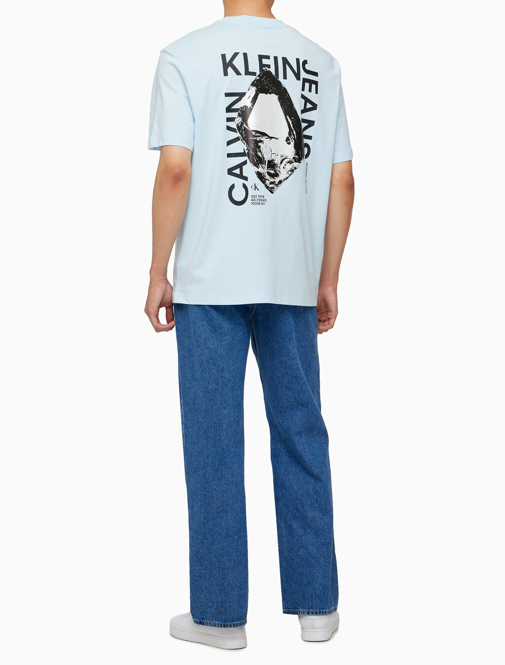 Buy 남성 릴렉스핏 모던 메탈 로고 반팔 티셔츠 in color KEEPSAKE BLUE