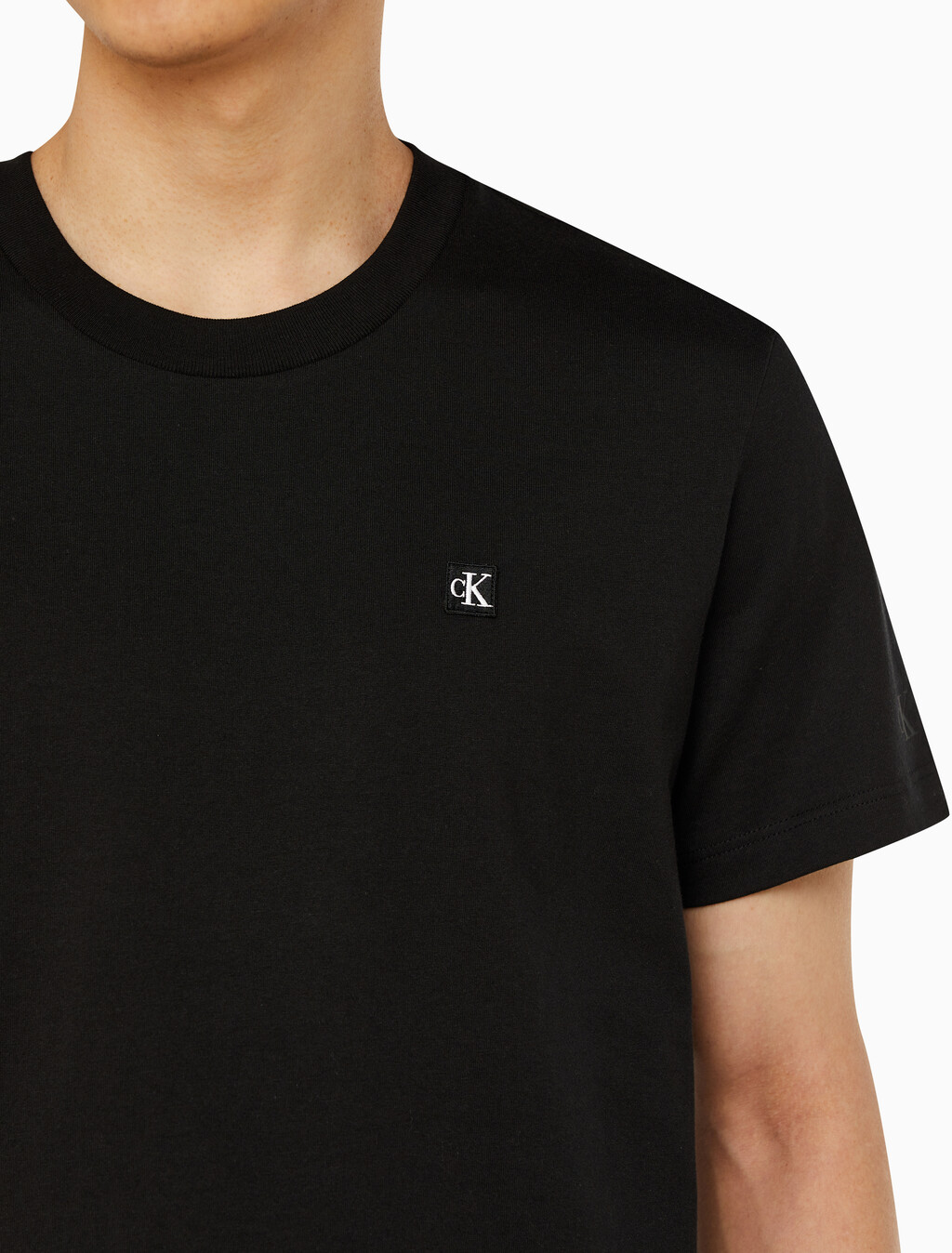 Buy 남성 레귤러핏 CK 로고 뱃지 반팔 티셔츠 in color CK BLACK