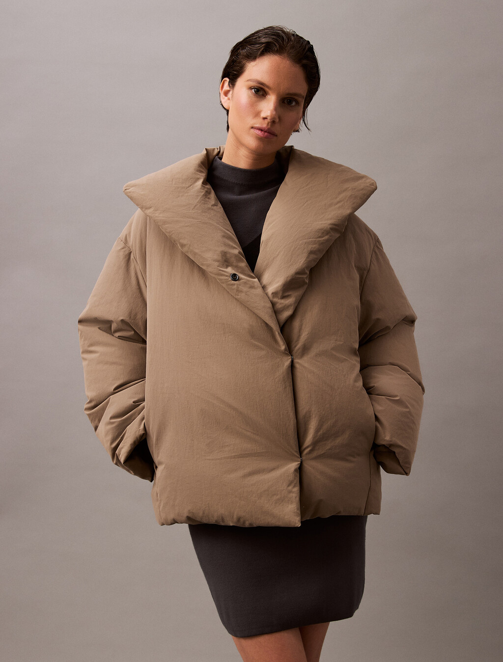 Buy 여성 롱슬리브 헤비웨이트 숏 푸퍼 코트 in color KHAKI