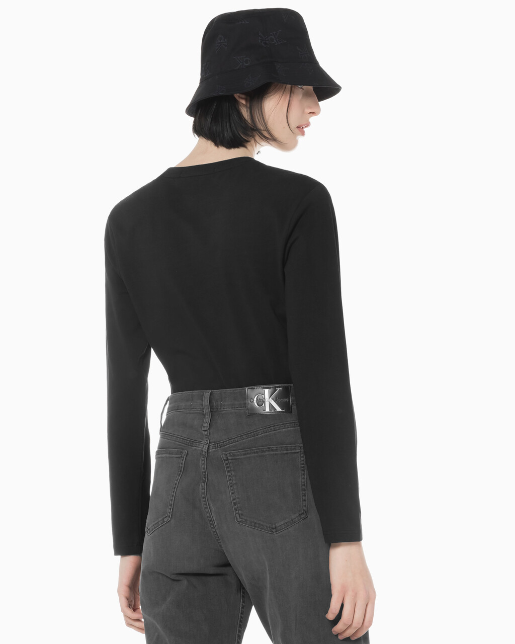 Buy 여성 슬림핏 인스티튜셔널 로고 긴팔 티셔츠 in color CK BLACK