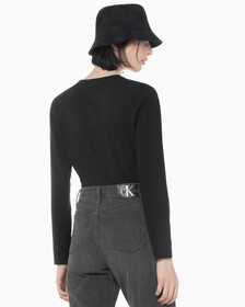 Buy 여성 슬림핏 인스티튜셔널 로고 긴팔 티셔츠 in color CK BLACK