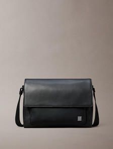 Buy 남성 하드웨어 엠블럼 플랩 메신저 in color BLACK