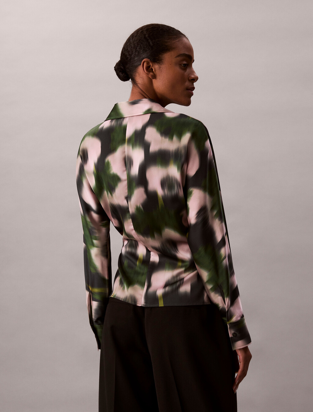 Buy 여성 프린티드 사틴 탑 in color Black