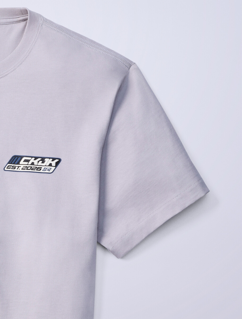 Buy Jung Kook for Calvin Klein  남성 릴렉스 핏 뱃지 로고 반팔 티셔츠 in color GREY