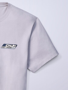 Buy Jung Kook for Calvin Klein  남성 릴렉스 핏 뱃지 로고 반팔 티셔츠 in color GREY