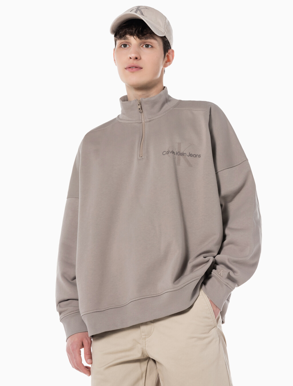 Buy 남녀공용 모노그램 로고 하프 집업 스웨트셔츠 in color PERFECT TAUPE