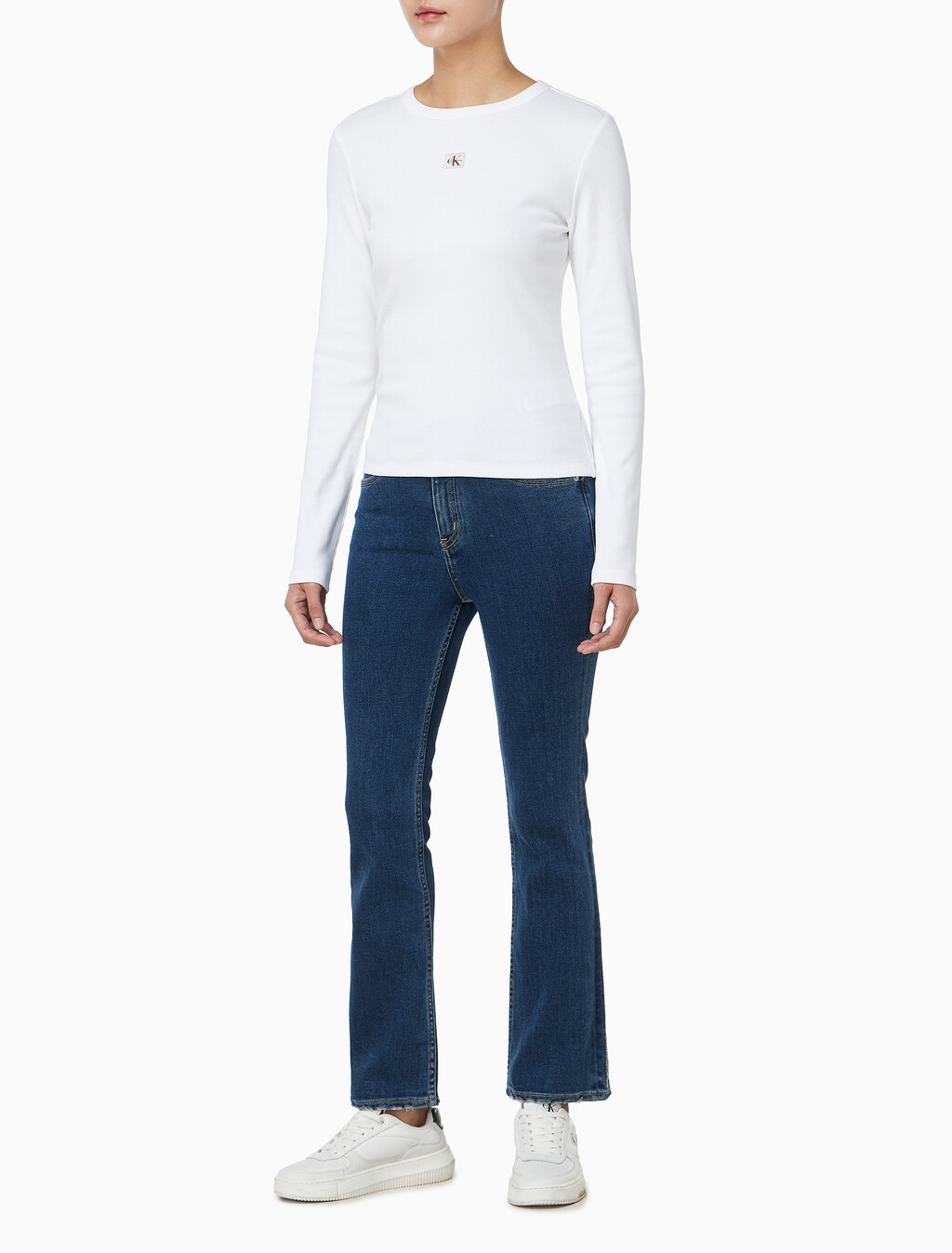 Buy 여성 우븐라벨 크루넥 롱슬리브 탑 in color BRILLIANT WHITE