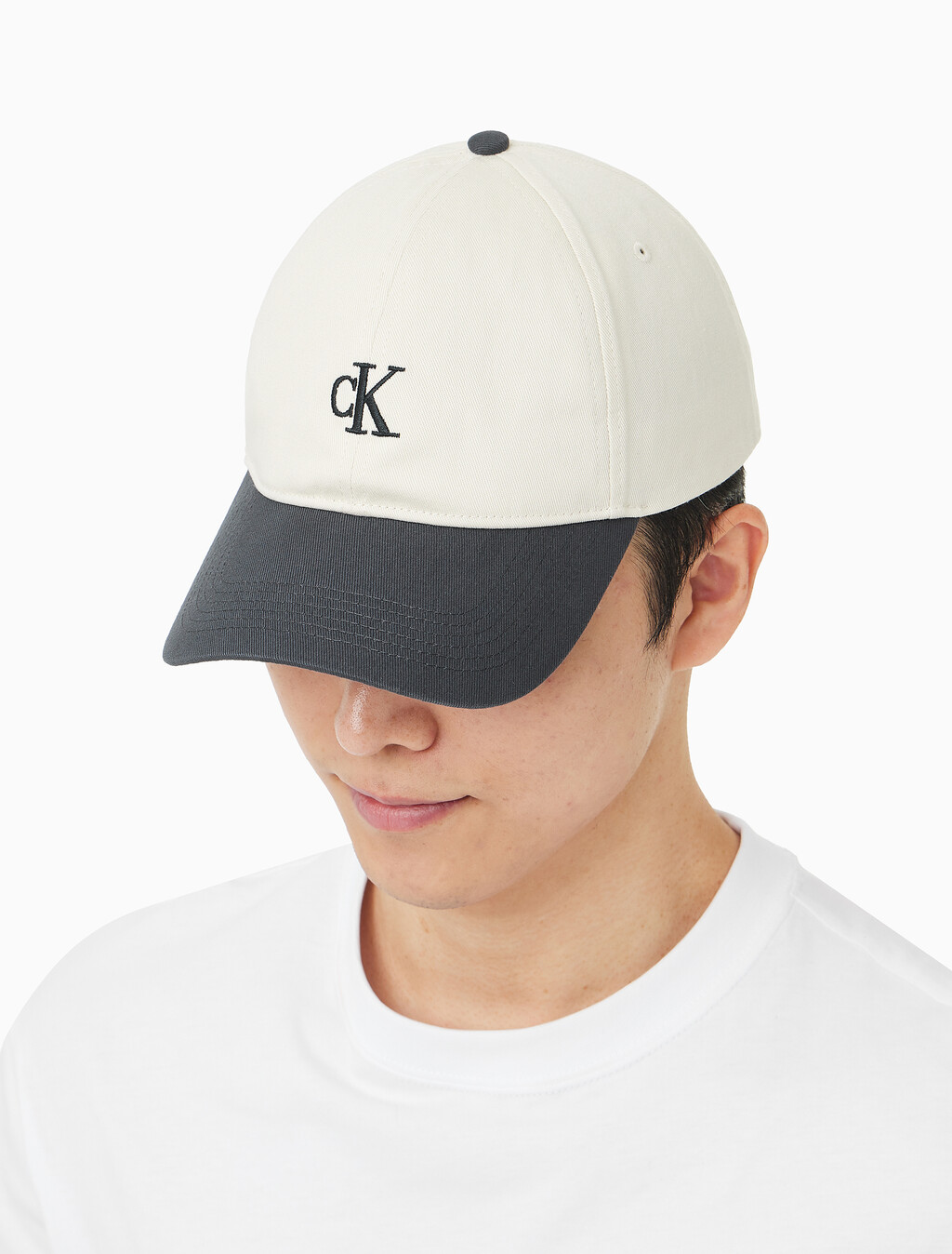 Buy 남녀공용 CKJ 스몰 모노그램 로고 컬러블락 볼캡 in color CHARCOAL