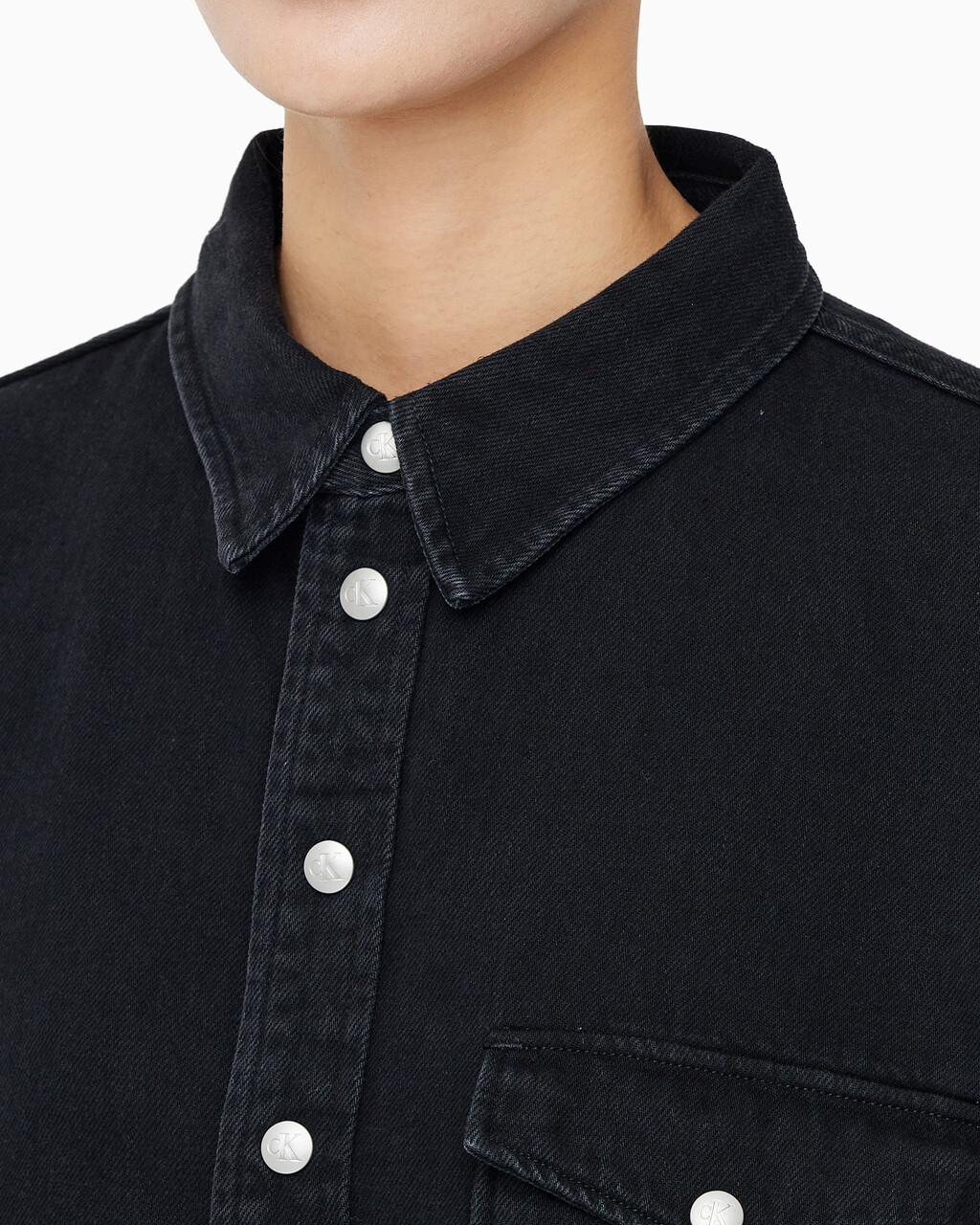 Buy 여성 크롭 대드 데님 셔츠 in color WASHED BLACK LOGO LACE