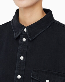 Buy 여성 크롭 대드 데님 셔츠 in color WASHED BLACK LOGO LACE