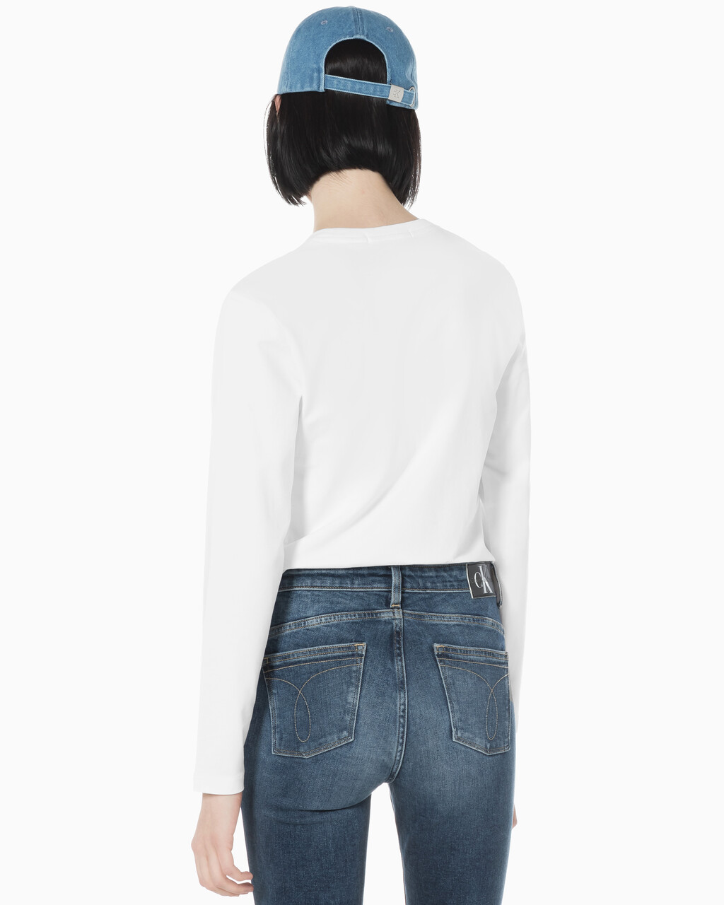 Buy 여성 슬림핏 인스티튜셔널 로고 긴팔 티셔츠 in color BRIGHT WHITE