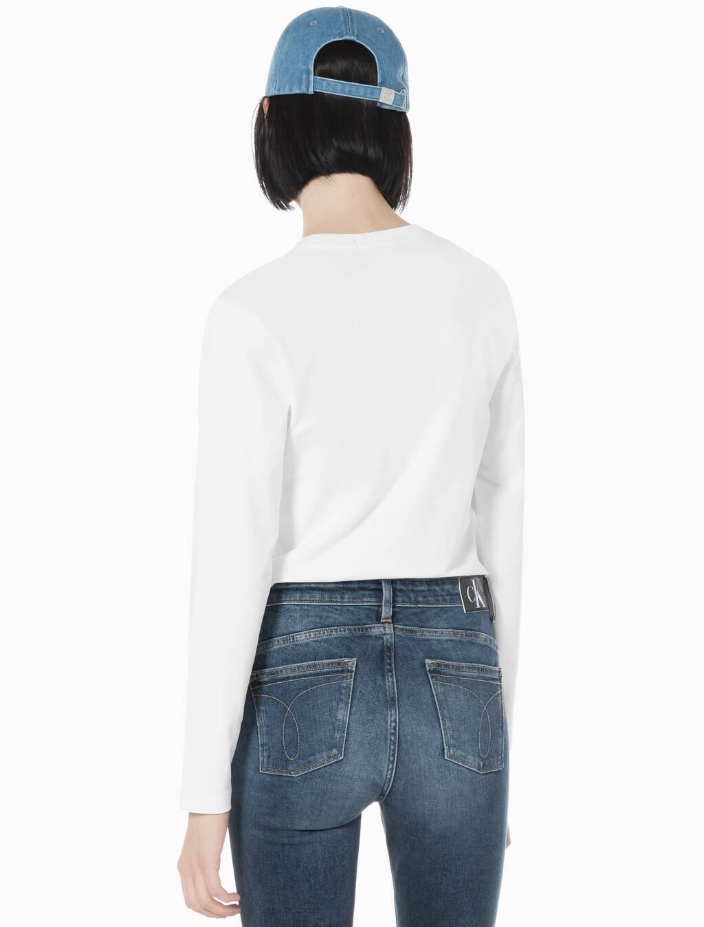 Buy 여성 슬림핏 인스티튜셔널 로고 긴팔 티셔츠 in color BRIGHT WHITE