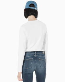 Buy 여성 슬림핏 인스티튜셔널 로고 긴팔 티셔츠 in color BRIGHT WHITE