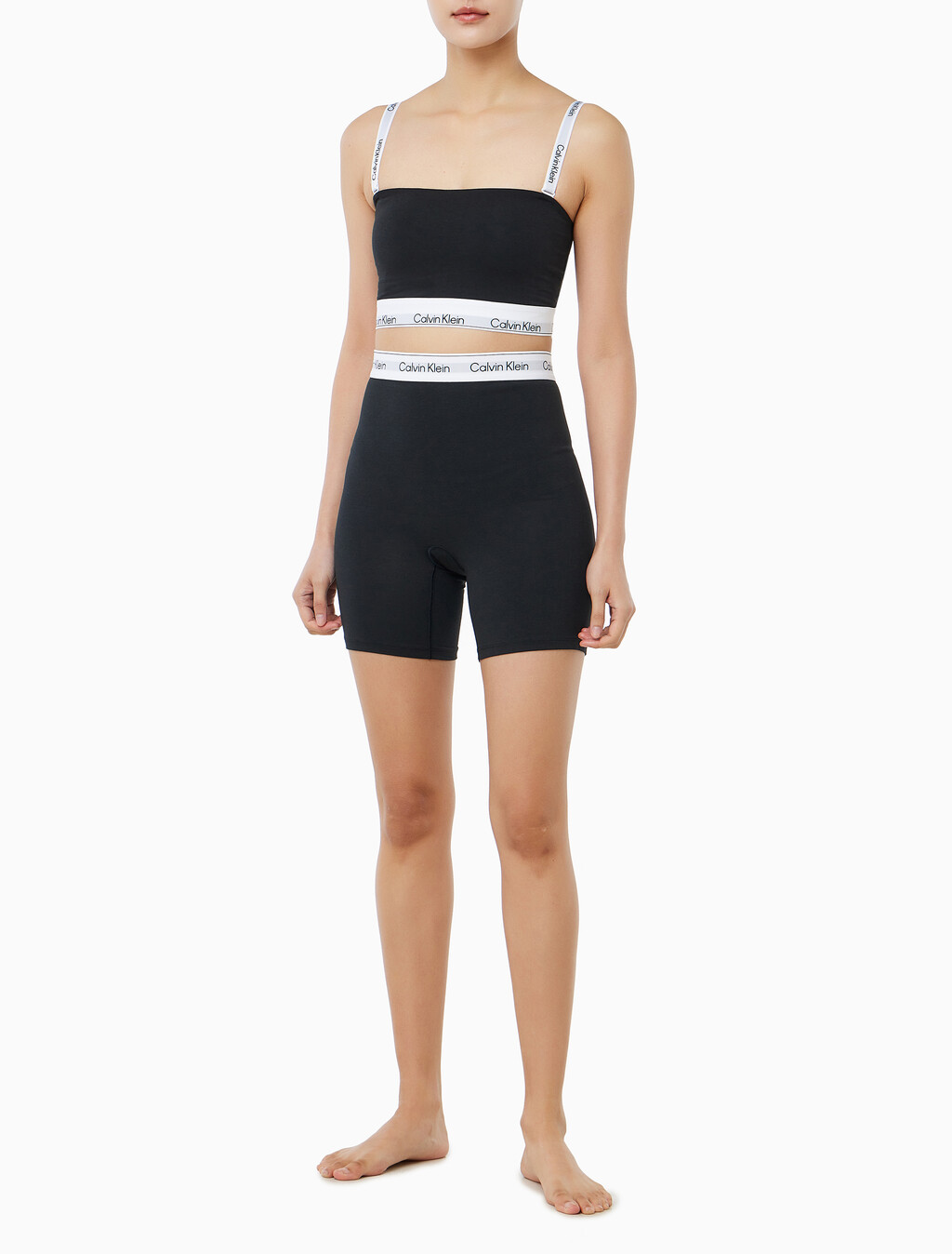 Buy 여성 아이콘 쉐입웨어 쇼츠 in color BLACK