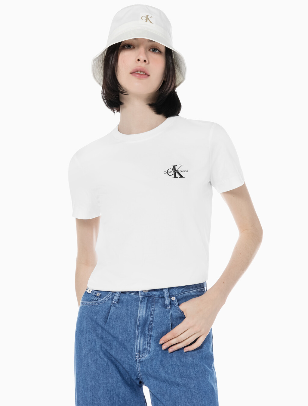 Buy 여성 레귤러핏 스몰 모노그램 로고 반팔 티셔츠  in color BRIGHT WHITE