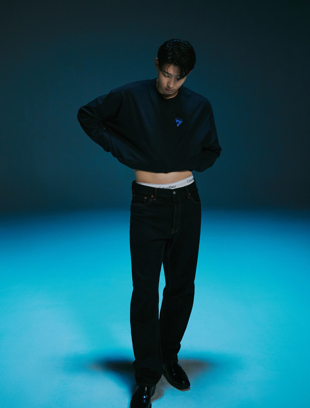 Buy [손흥민 캡슐] 남성 릴렉스 스트레이트핏 데님 진 in color BLACK