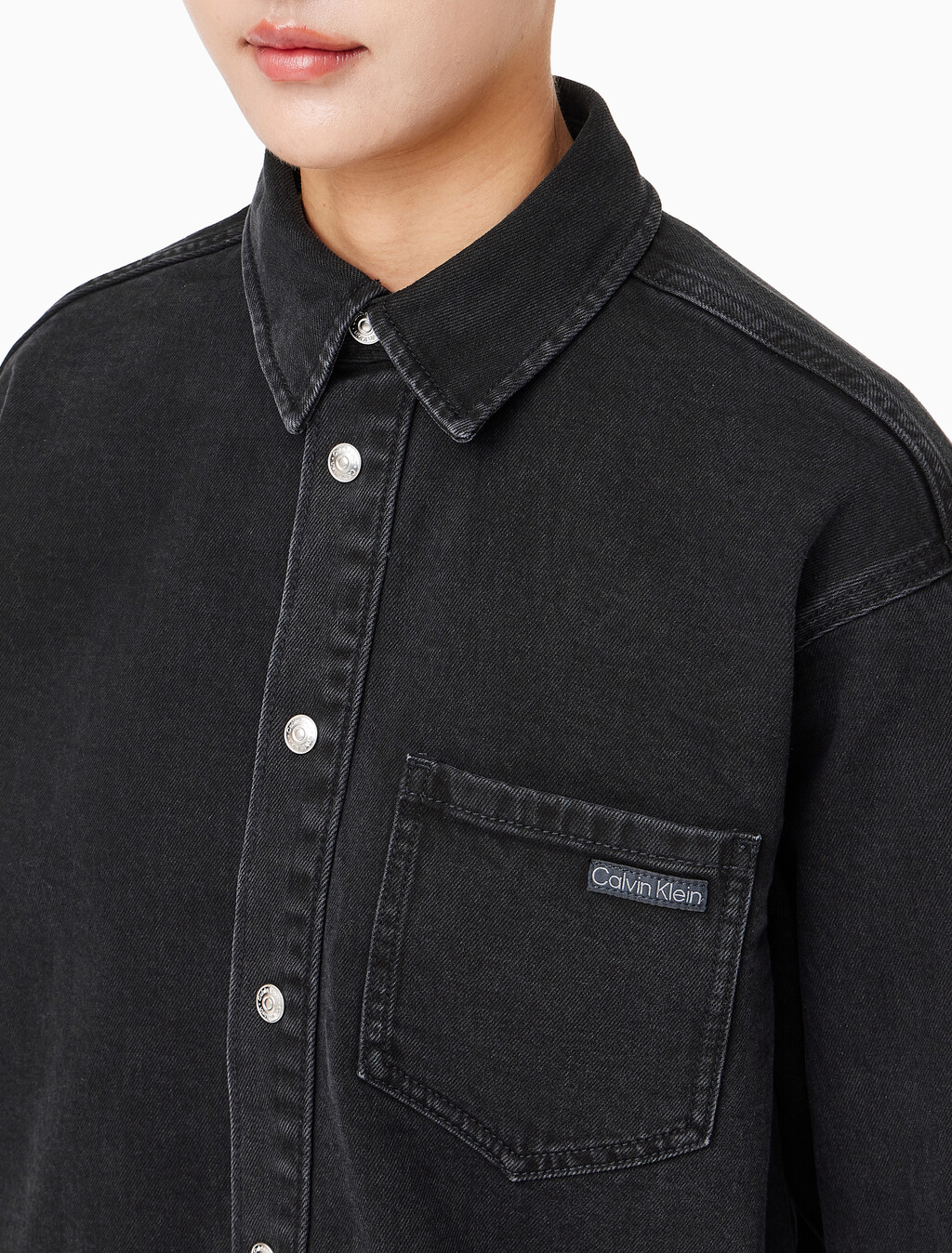 Buy 여성 크롭 대드 데님 셔츠 in color WASHED BLACK LOGO LACE