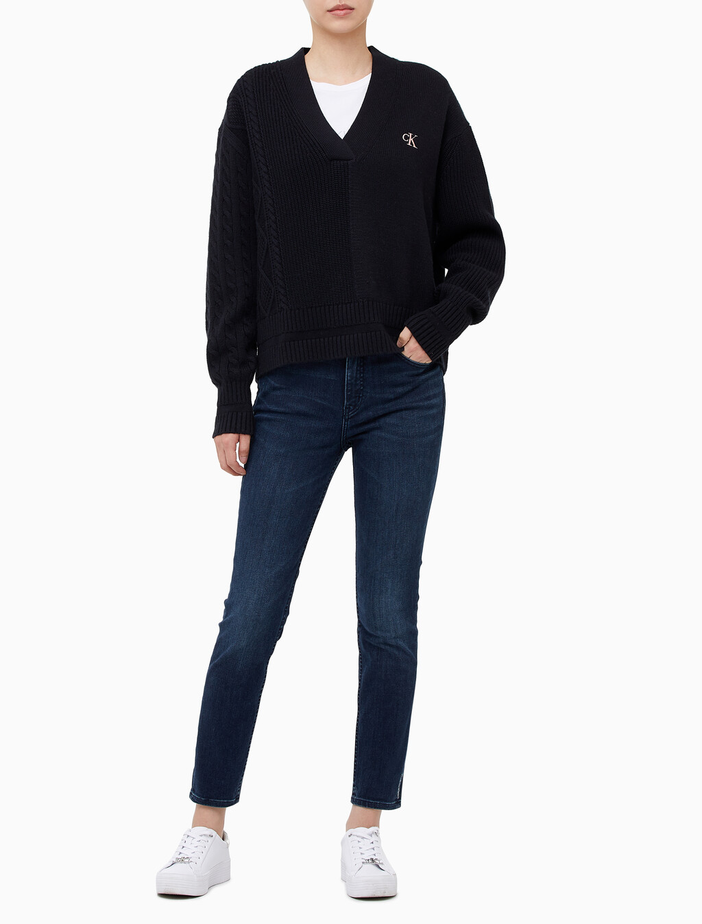 Buy 여성 케이블 인터레스트 브이넥 풀오버 울 스웨터 in color CK BLACK