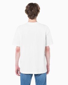 Buy 남성 릴렉스핏 엠보싱 로고 반팔 티셔츠 in color BRIGHT WHITE