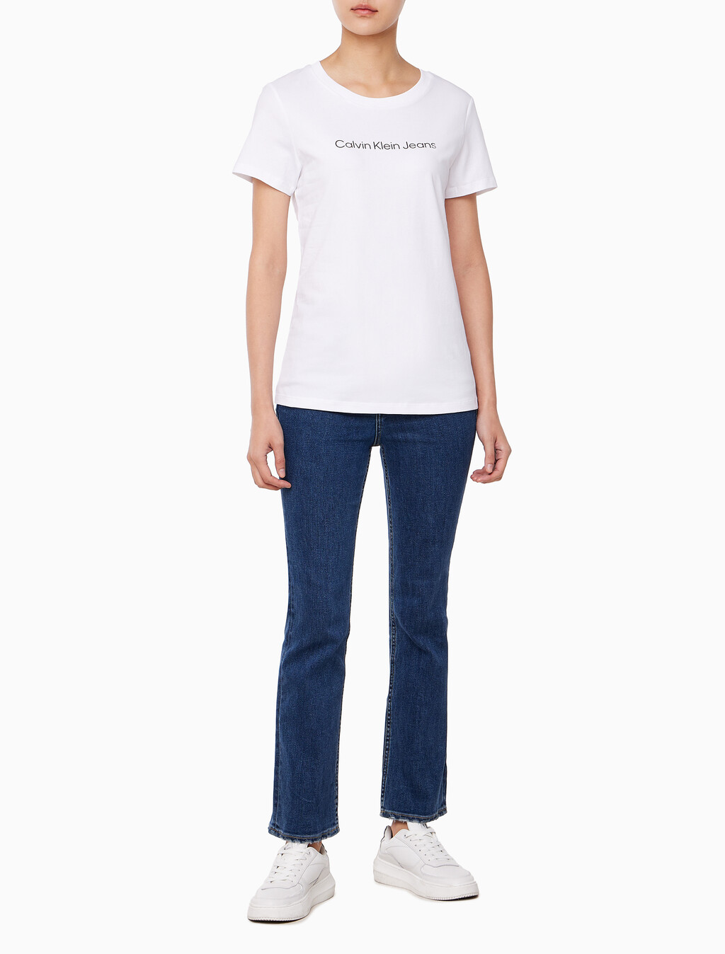 Buy 여성 슬림핏 인스티튜셔널 로고 반팔 티셔츠 in color BRILLIANT WHITE