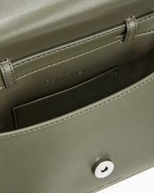 Buy 여성 엘러멘털 미니 플랩 메신저 백 in color DUSTY OLIVE
