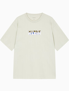 Buy 남성 릴렉스 핏 블락 그래픽 자수 반팔 티셔츠 in color BONE WHITE