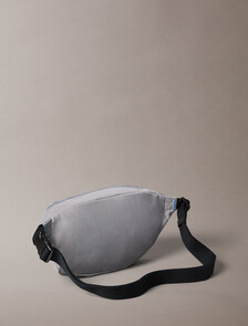 Buy 남성 볼드 로고 나일론 슬링 in color Cloudburst