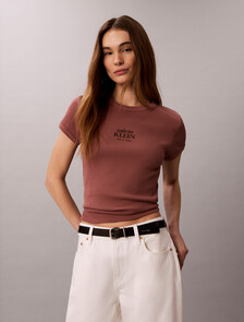 Buy 여성 베이비 립 로고 티 in color Brown