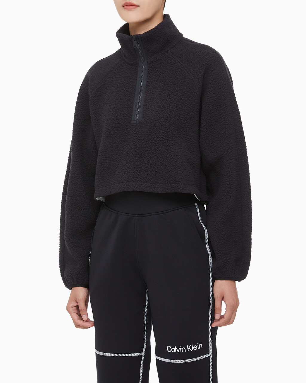 Buy 여성 릴랙스핏 쉐르파 크롭 풀오버 in color BLACK