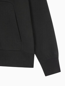 Buy 남성 인스티튜셔널 엠보스드 하프집업 스웻셔츠 in color CK BLACK