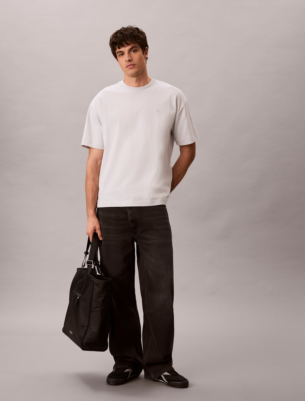 Buy 남성 오버핏 엠보스 모노로고 티 in color GHOST GREY