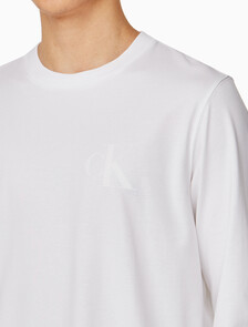 Buy 남성 레귤러핏 그래픽 로고 긴팔 티셔츠 in color BRIGHT WHITE