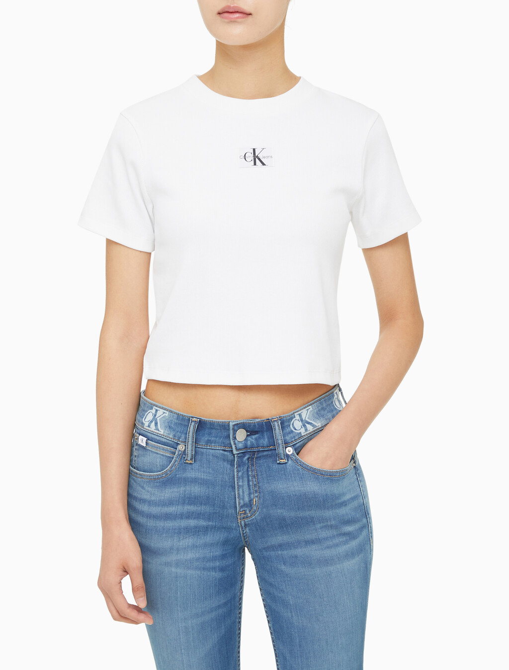 Buy 여성 로고 뱃지 크롭 반팔 티셔츠 in color BRIGHT WHITE