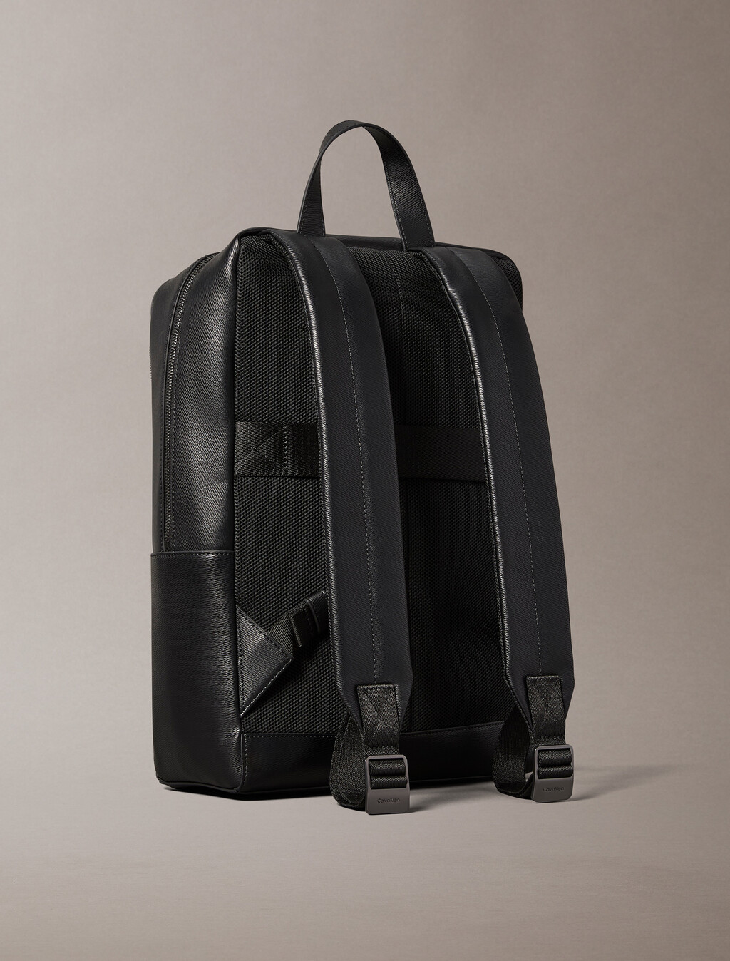 Buy 남성 하드웨어 엠블럼 슬림 포켓 백팩 in color BLACK