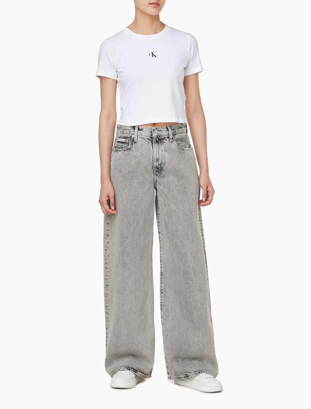 Buy 여성 와이드 레그핏 그레이 워시 데님 in color GREY