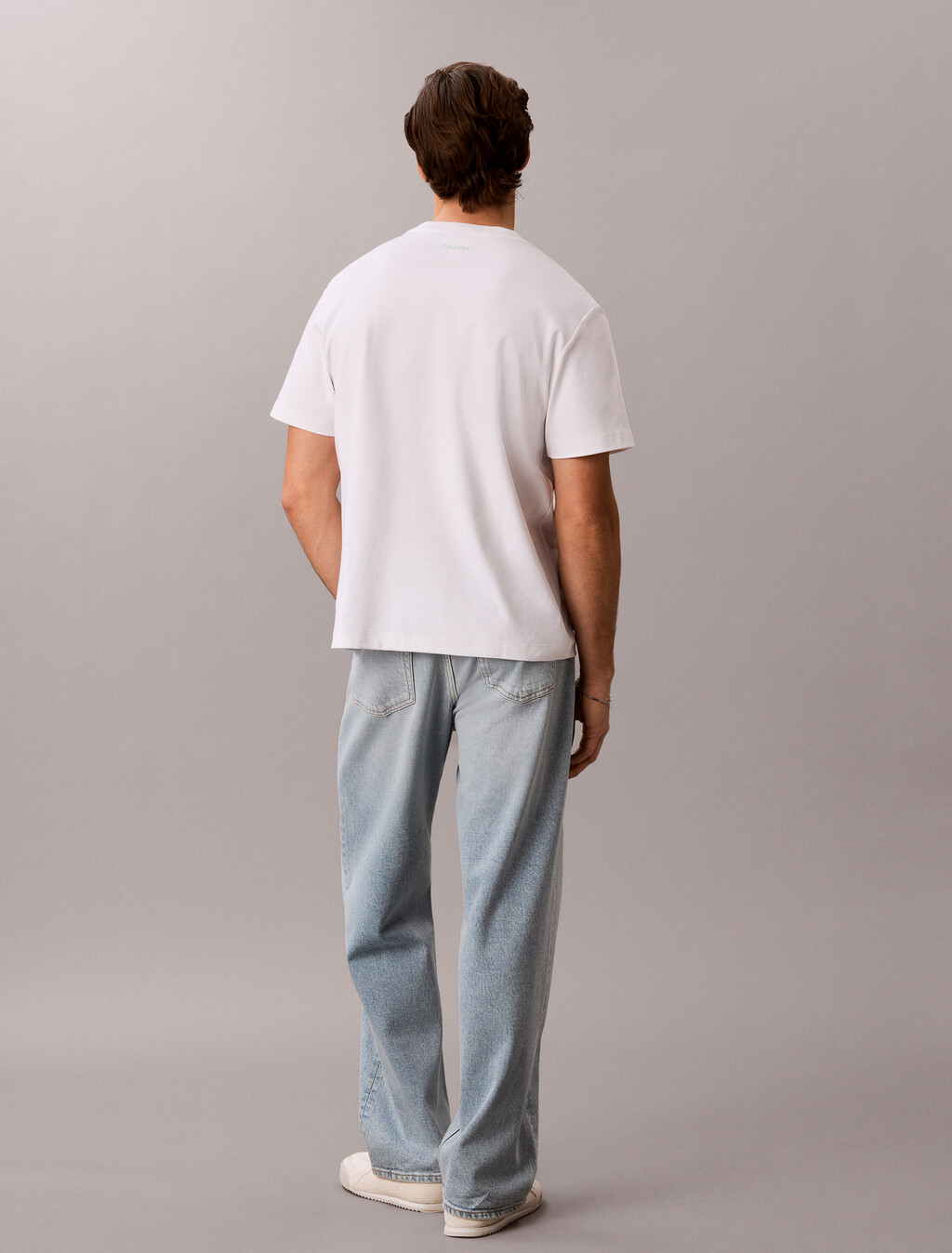 Buy 슬릭 인터락 스크립트 그래픽 티 in color BRIGHT WHITE