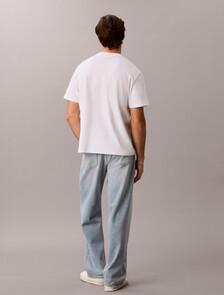 Buy 슬릭 인터락 스크립트 그래픽 티 in color BRIGHT WHITE