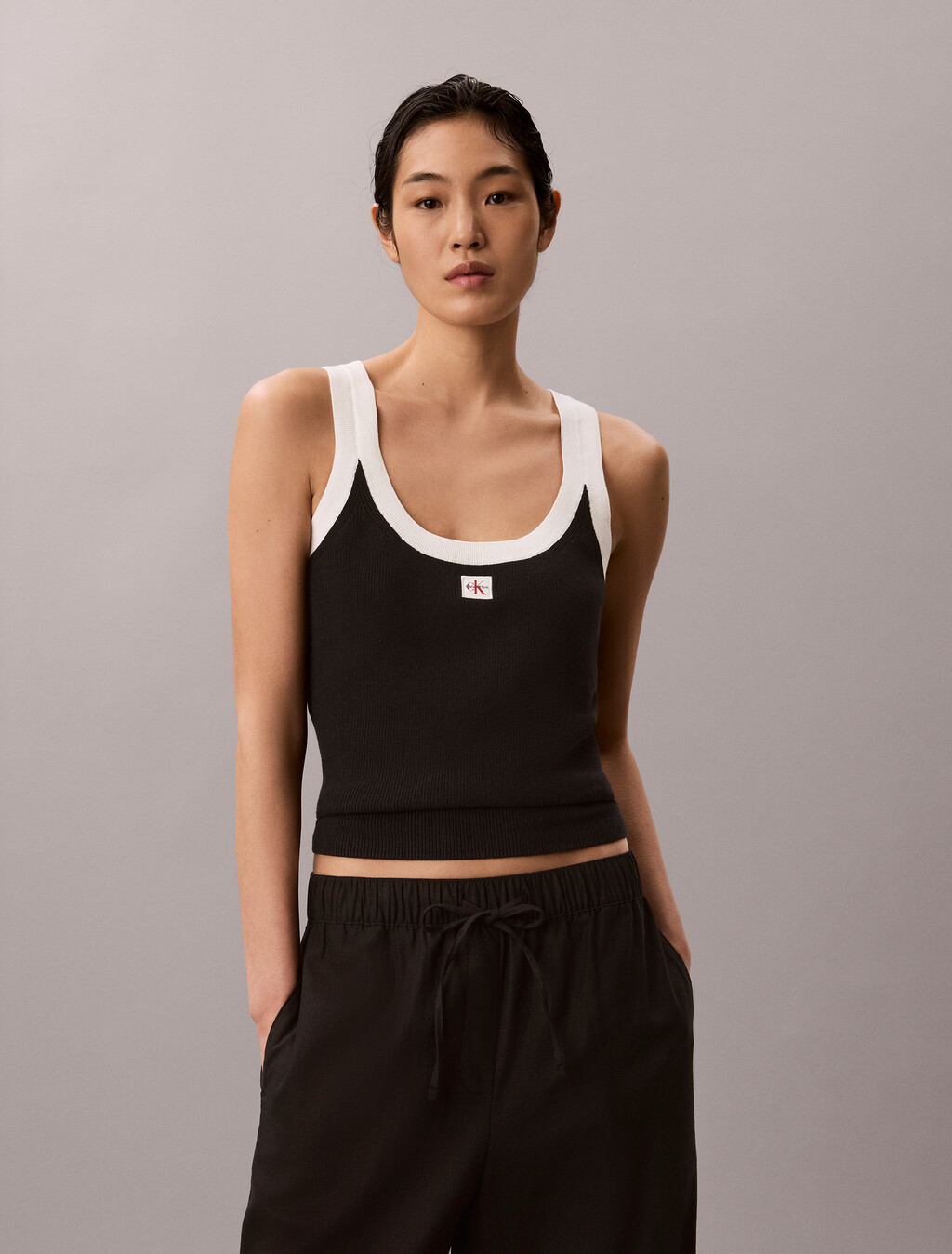 Buy 여성 우븐라벨 탱크 in color BLACK