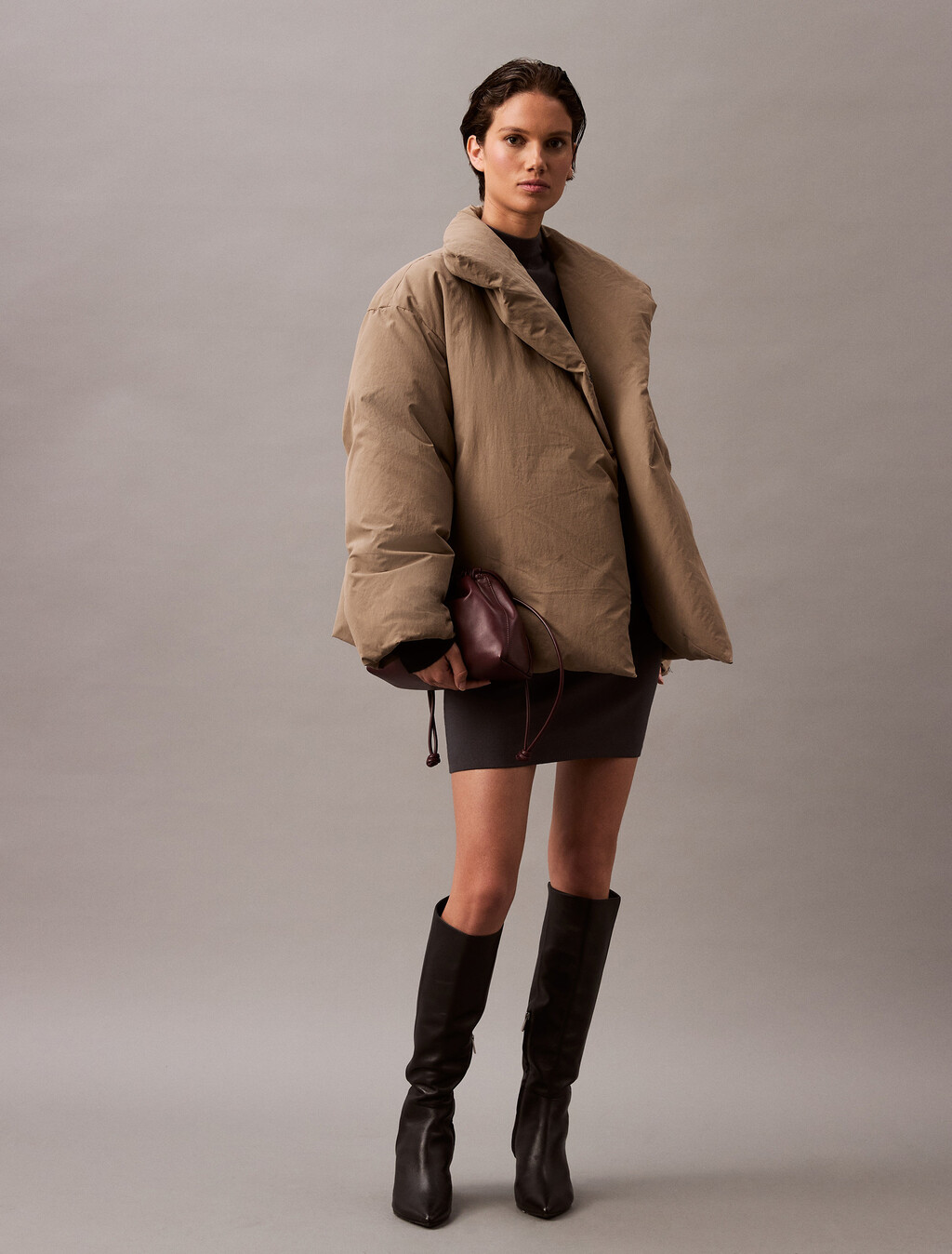 Buy 여성 롱슬리브 헤비웨이트 숏 푸퍼 코트 in color KHAKI