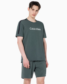 Buy 남성 리플렉티브 로고 릴렉스 핏 기능성 반팔 티셔츠 in color URBAN CHIC