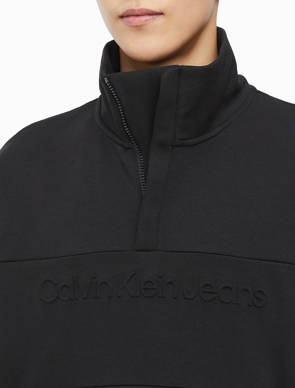 Buy 남성 인스티튜셔널 엠보스드 하프집업 스웻셔츠 in color CK BLACK