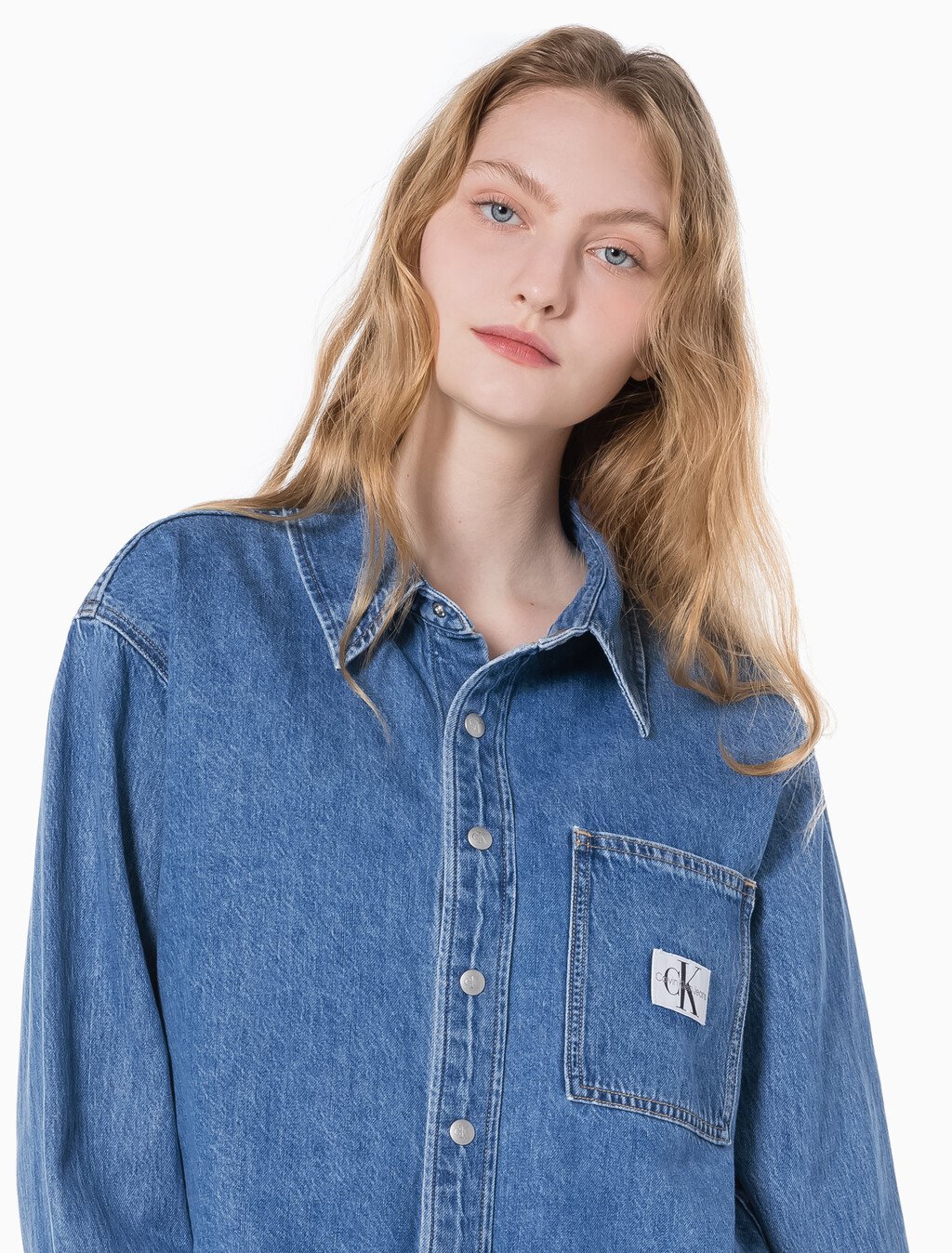 Buy 여성 크롭 대드핏 데님 셔츠 in color CHALKY BLUE