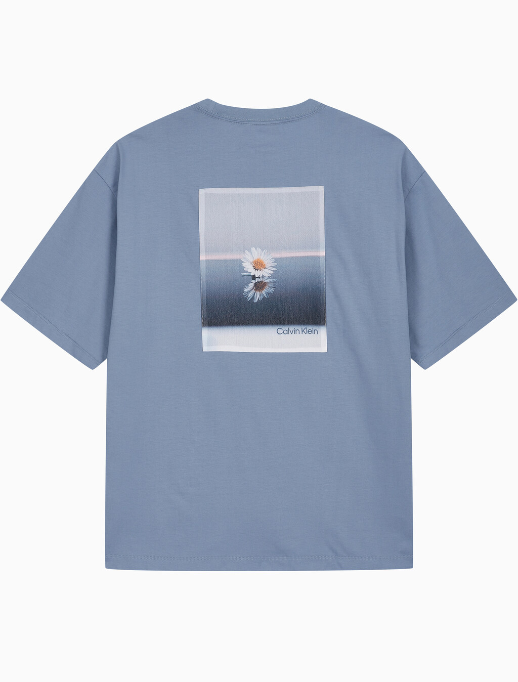 Buy 남성 릴렉스핏 플라워 아플리케 로고 반팔 티셔츠 in color COUNTRY BLUE