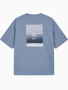Buy 남성 릴렉스핏 플라워 아플리케 로고 반팔 티셔츠 in color COUNTRY BLUE